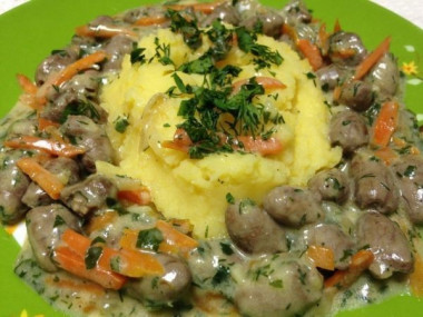 Тушеные куриные сердечки