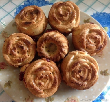 Кексы на минералке с вишней