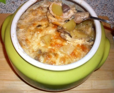 Жаркое из сердечек с грибами в горшочках