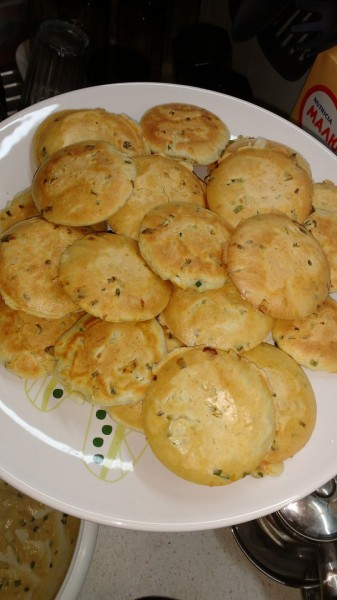 Несладкое печенье с зеленым луком и яйцом