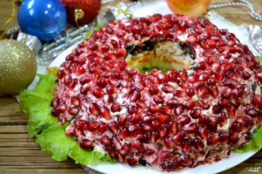 Салат "Гранатовый браслет" с грибами и курицей