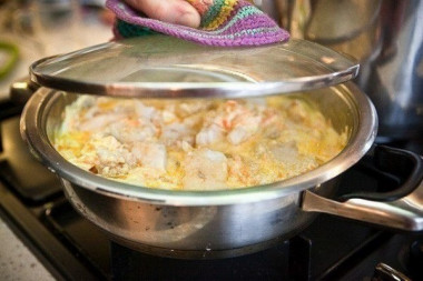 Минтай под сметанно-чесночным соусом