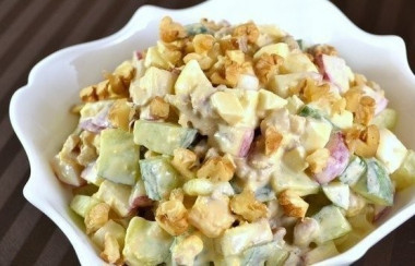 Салат из редиса, огурчиков и сухариков