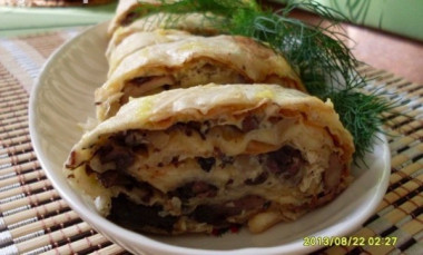 Рулет из лаваша с грибами и курицей