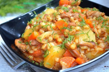 Свинина с перловкой и овощами