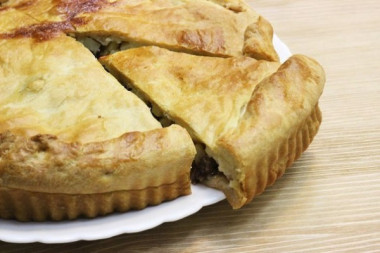Слоеный пирог с мясом и картофелем