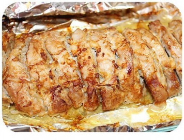 Свинина запеченная с чесноком в фольге