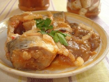 Селедка маринованная с кетчупом и луком