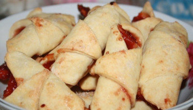 Творожные рогалики с ягодным джемом