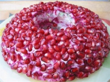 Классический рецепт салата "Гранатовый браслет"