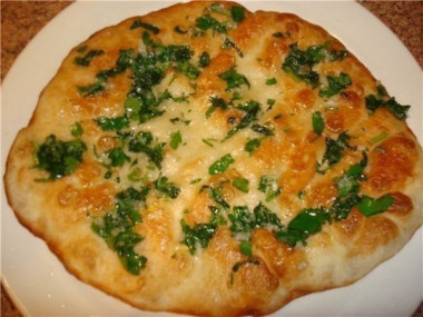 Дрожжевые лепешки с чесноком