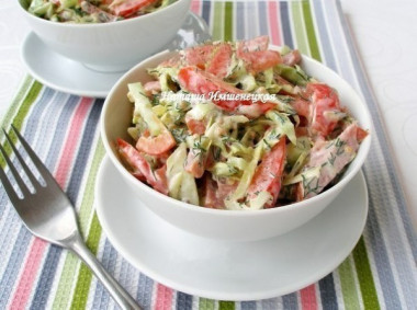 Салат с копченой колбасой и огурцами