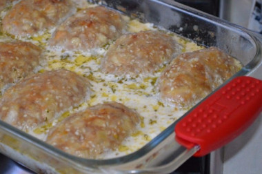 Мясо-овощные биточки с соусом