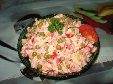 Сборный салат с помидорами и ветчиной