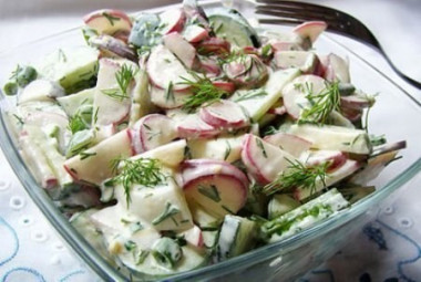 Салат с огурцами, яйцами и редиской