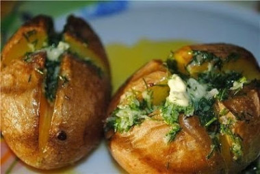 Запеченный картофель в кожуре с чесночным маслом