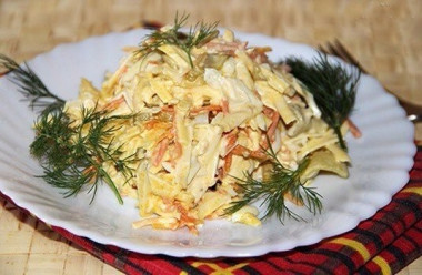 Салат с копченым сыром