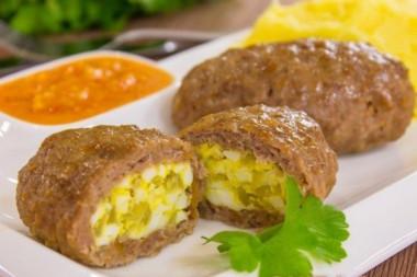 Зразы мясные с яйцом и луком
