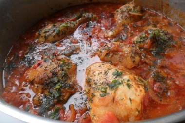 Куриные бедрышки в помидорно-чесночном соусе