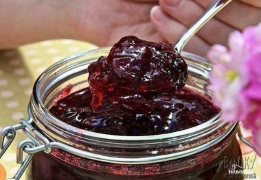 Вишня, консервированная в желе - нежнее варенья