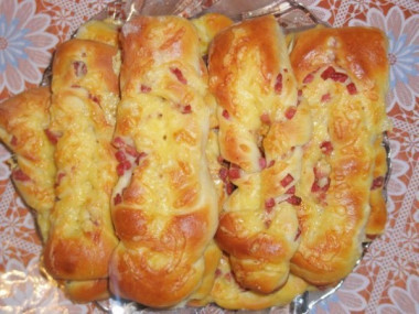 Булочки с полукопченой колбаской и сыром