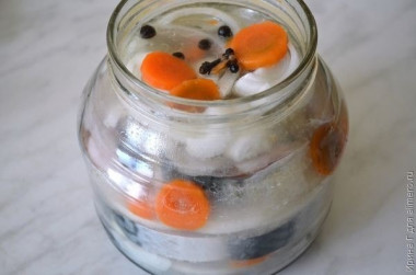 Маринованная скумбрия с луком и морковью