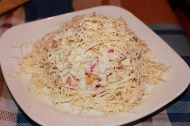 Салат с колбасой и крабовыми палочками