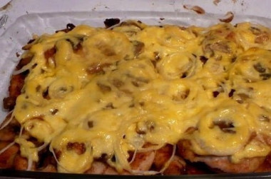 Курица запеченная с грибами под сырным соусом