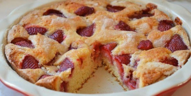 Пирог с клубникой