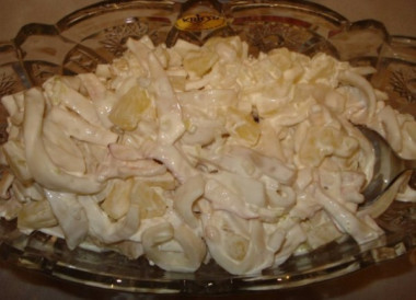 Салат с кальмарами и ананасом
