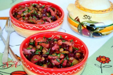 Салат со свеклой и маринованными грибами по-деревенски