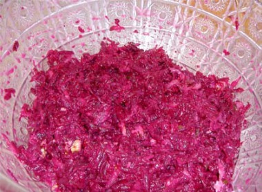 Свекольный салат с чесноком и огурцом