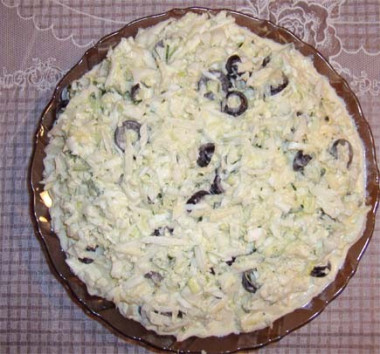 Салат из огурцов,яиц и маслин