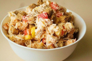 Салат с курицей и сухариками