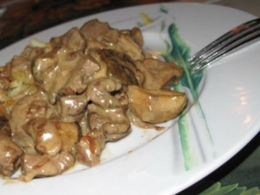 Печёночка в сырном соусе