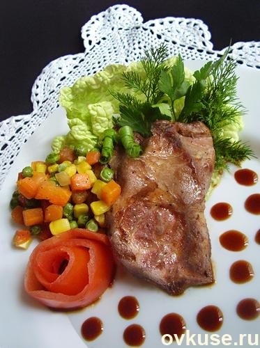 СВИНОЙ СТЕЙК В СОЕВОМ СОУСЕ С ОВОЩАМИ