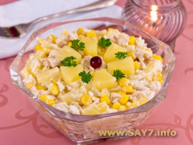Салат с куриным филе, рисом и ананасами