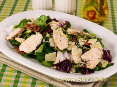 Салат с вялеными помидорами, запеченным куриным филе и Пармезаном