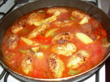 Фрикадельки в томатном соусе с овощами