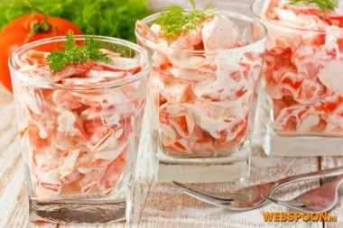 Салат с крабовыми палочками, помидорами и чесноком