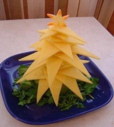 Съедобные ёлочки на новогоднем столе.