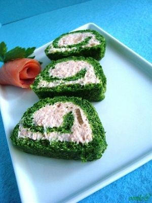 Зеленый рулет с копченым лососем