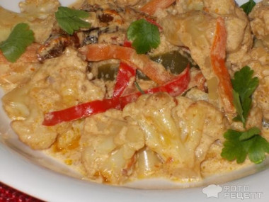 Цветная капуста тушеная в молоке с овощами и куриным филе