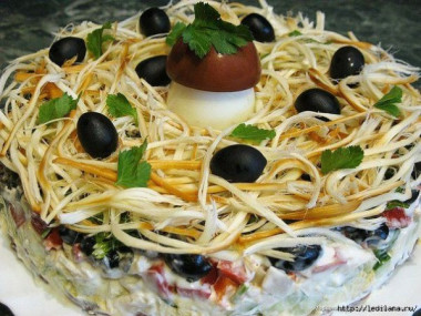 Салат "Лесная тайна" с кальмарами и маслинами