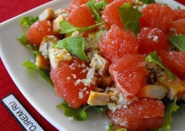 САЛАТ С ГРЕЙПФРУТОМ И КУРИЦЕЙ 
