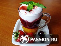 Легкий десерт из ягод и фруктов