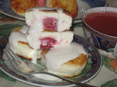 сырники с клубникой в сметанном соусе