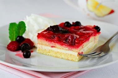 Бисквитное пирожное со сливочным сыром и фруктами