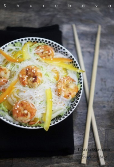 Салат с фунчозой и креветками