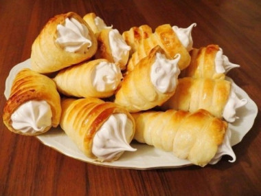 Слоёные трубочки с белковым кремом